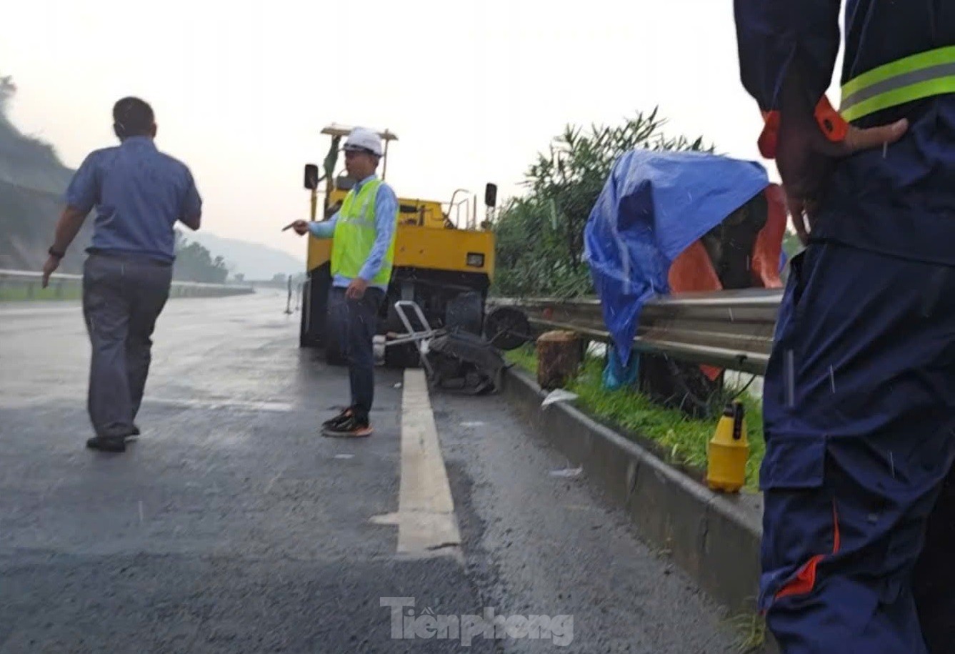 Bất chấp mưa to, đơn vị thi công vẫn thảm mặt đường cao tốc Nội Bài - Lào Cai ảnh 3