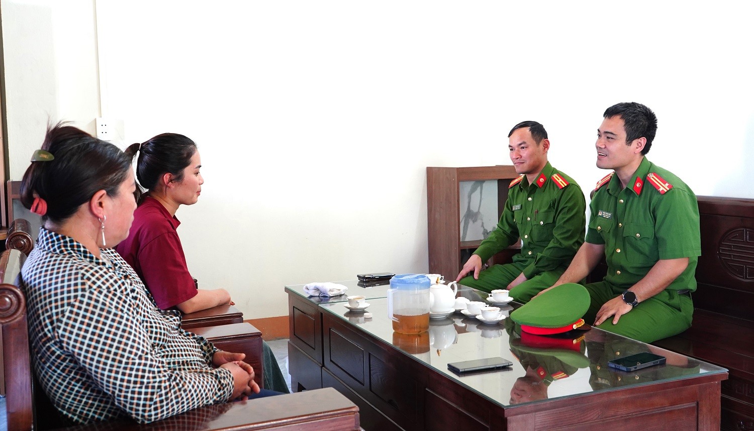 Mô hình công an hai cấp nhìn từ thực tiễn ở Lào Cai: Gần dân, chăm chút cho từng mái ấm của nhân dân ảnh 8