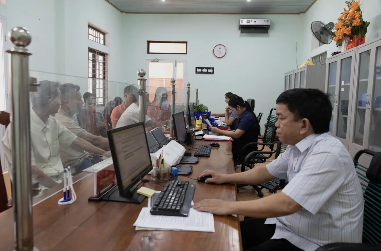Chính quyền hai cấp ở Quảng Trị: Lượng hồ sơ thu hồi, cấp đổi con dấu tăng đột biến ảnh 3