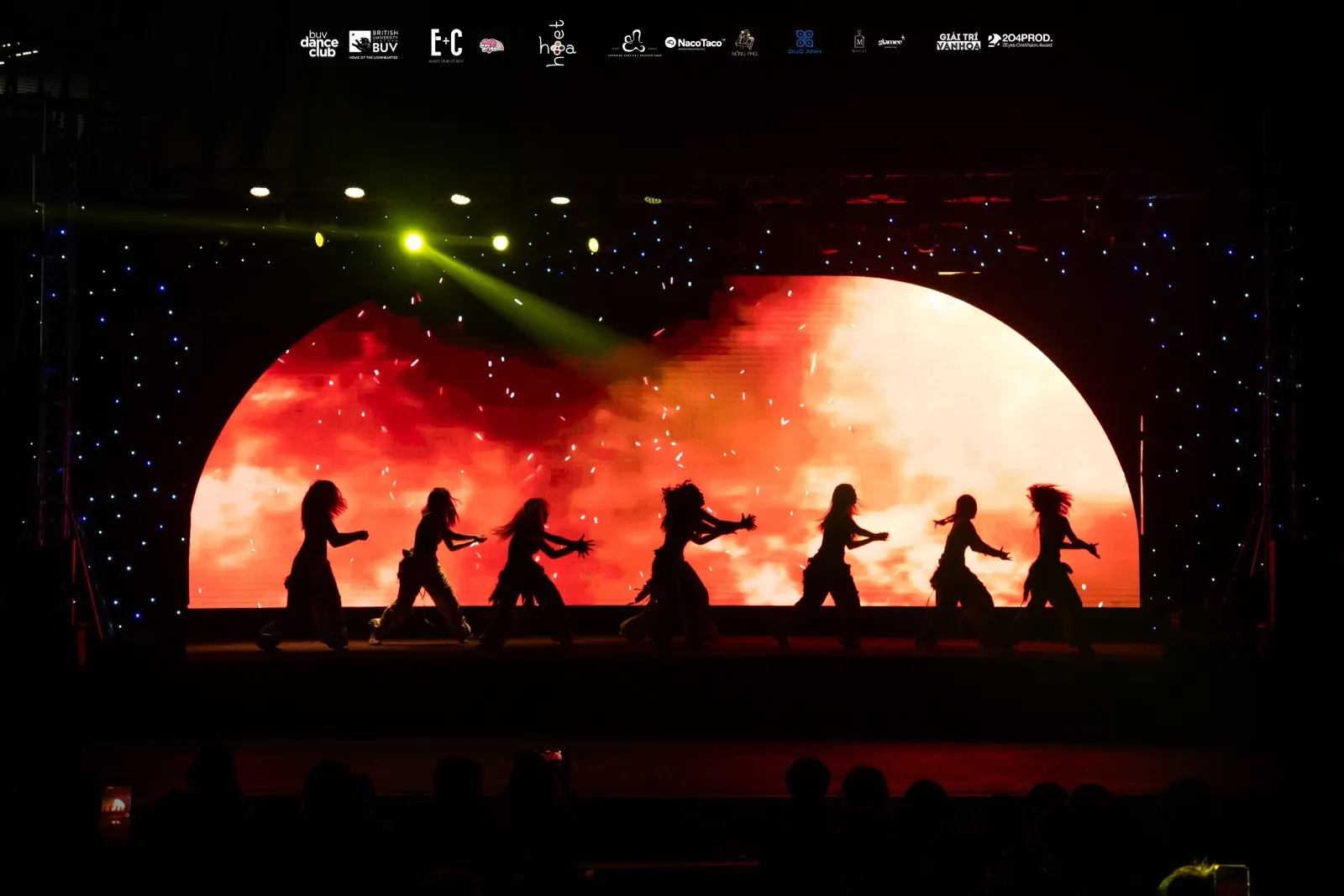 Bùng nổ 'điệu nhảy đa vũ trụ' của sinh viên Trường ĐH Anh Quốc Việt Nam tại The Universe Showcase ảnh 3