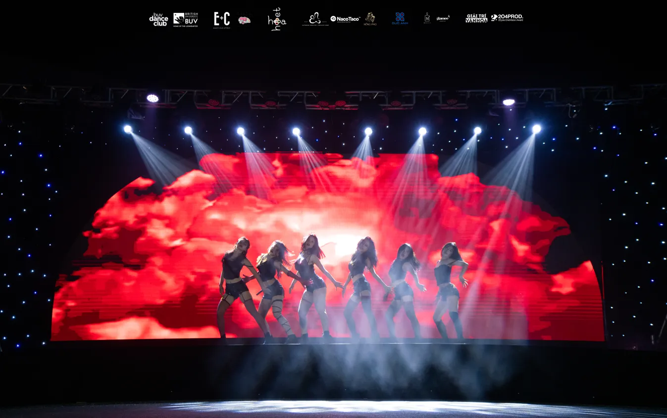 Bùng nổ 'điệu nhảy đa vũ trụ' của sinh viên Trường ĐH Anh Quốc Việt Nam tại The Universe Showcase ảnh 4