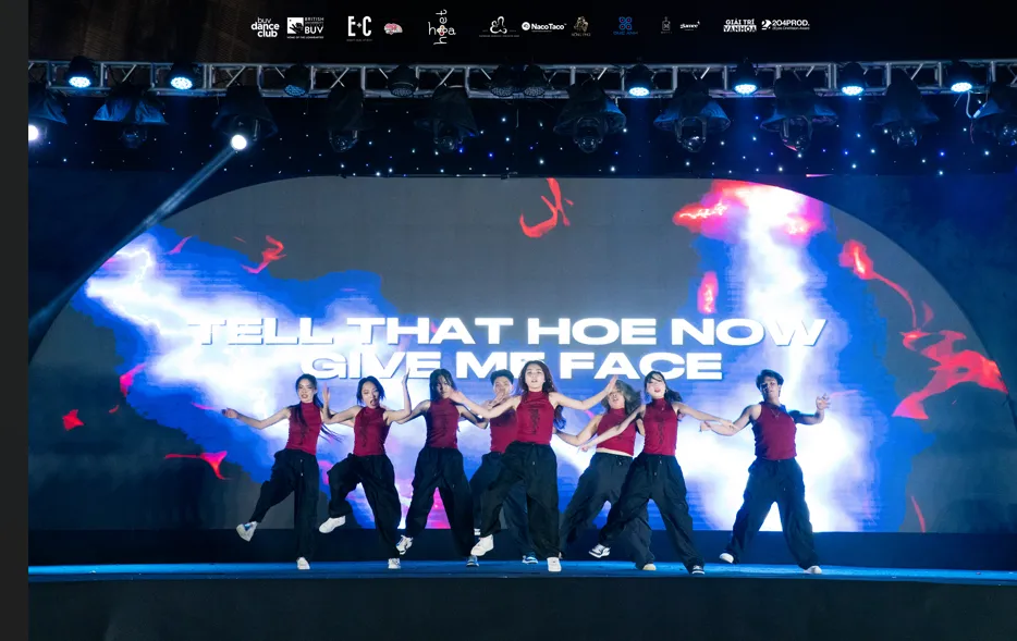 Bùng nổ 'điệu nhảy đa vũ trụ' của sinh viên Trường ĐH Anh Quốc Việt Nam tại The Universe Showcase ảnh 5