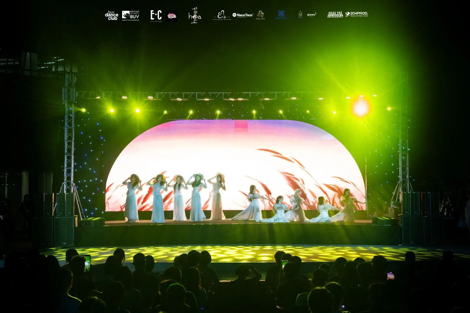Bùng nổ 'điệu nhảy đa vũ trụ' của sinh viên Trường ĐH Anh Quốc Việt Nam tại The Universe Showcase ảnh 7