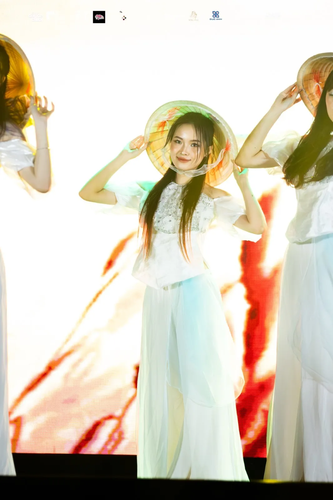 Bùng nổ 'điệu nhảy đa vũ trụ' của sinh viên Trường ĐH Anh Quốc Việt Nam tại The Universe Showcase ảnh 8