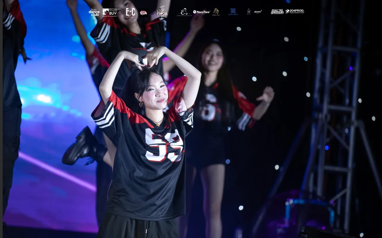 Bùng nổ 'điệu nhảy đa vũ trụ' của sinh viên Trường ĐH Anh Quốc Việt Nam tại The Universe Showcase ảnh 9