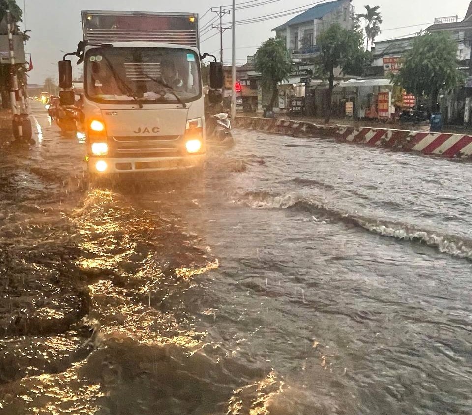 Mưa lớn ở Bình Dương, nhiều đường hóa sông ảnh 1