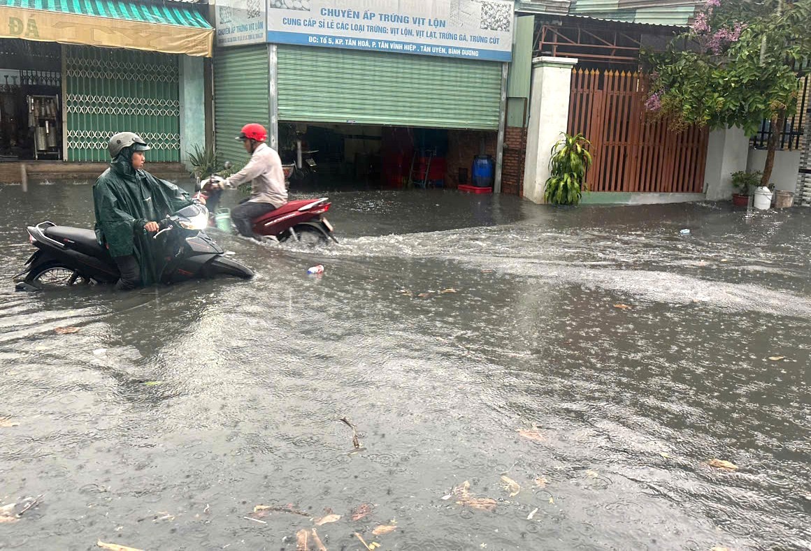 Mưa lớn ở Bình Dương, nhiều đường hóa sông ảnh 4