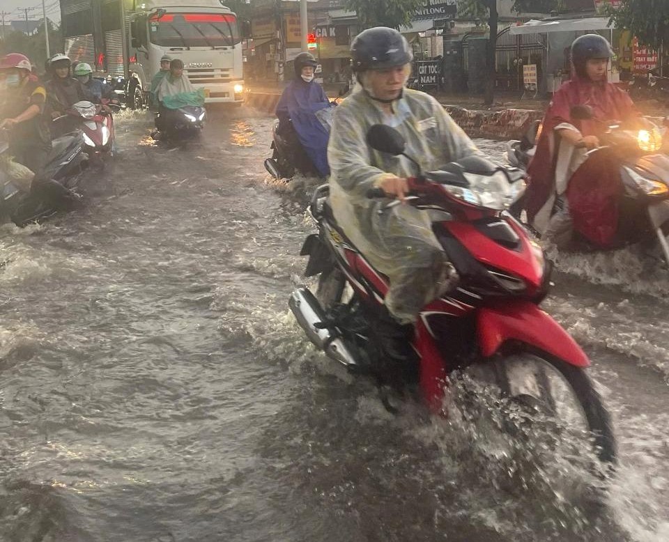 Mưa lớn ở Bình Dương, nhiều đường hóa sông ảnh 2