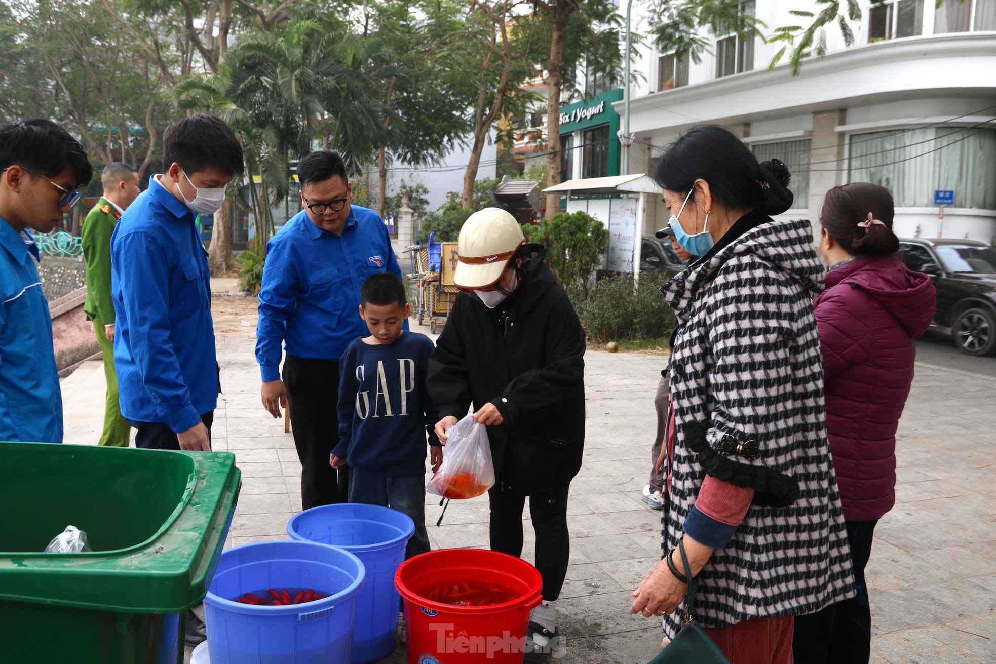 Người Hà Nội thả cá chép vào thùng nhựa 180 lít để tiễn ông Công, ông Táo về trời ảnh 1