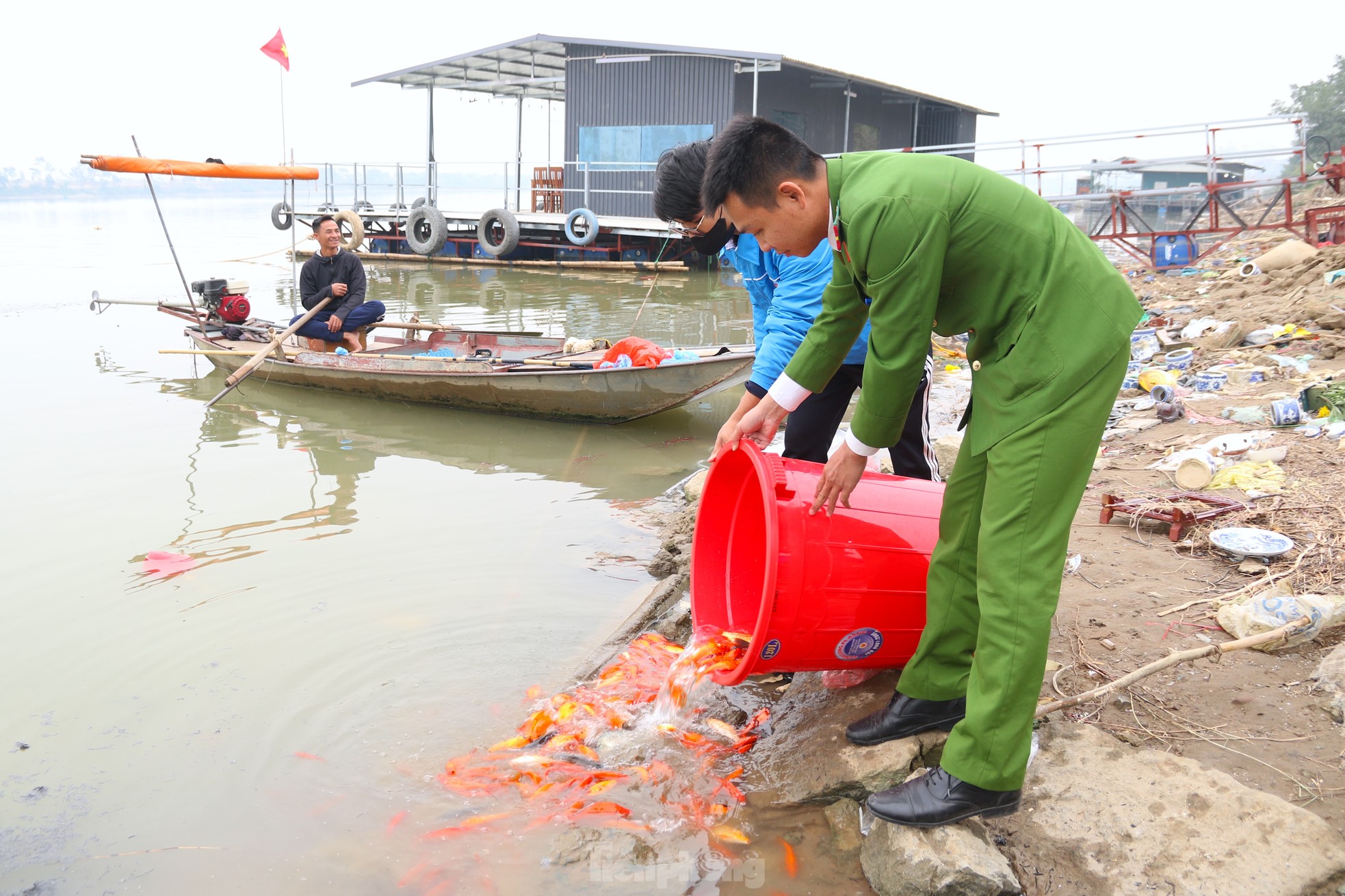 Người Hà Nội thả cá chép vào thùng nhựa 180 lít để tiễn ông Công, ông Táo về trời ảnh 11