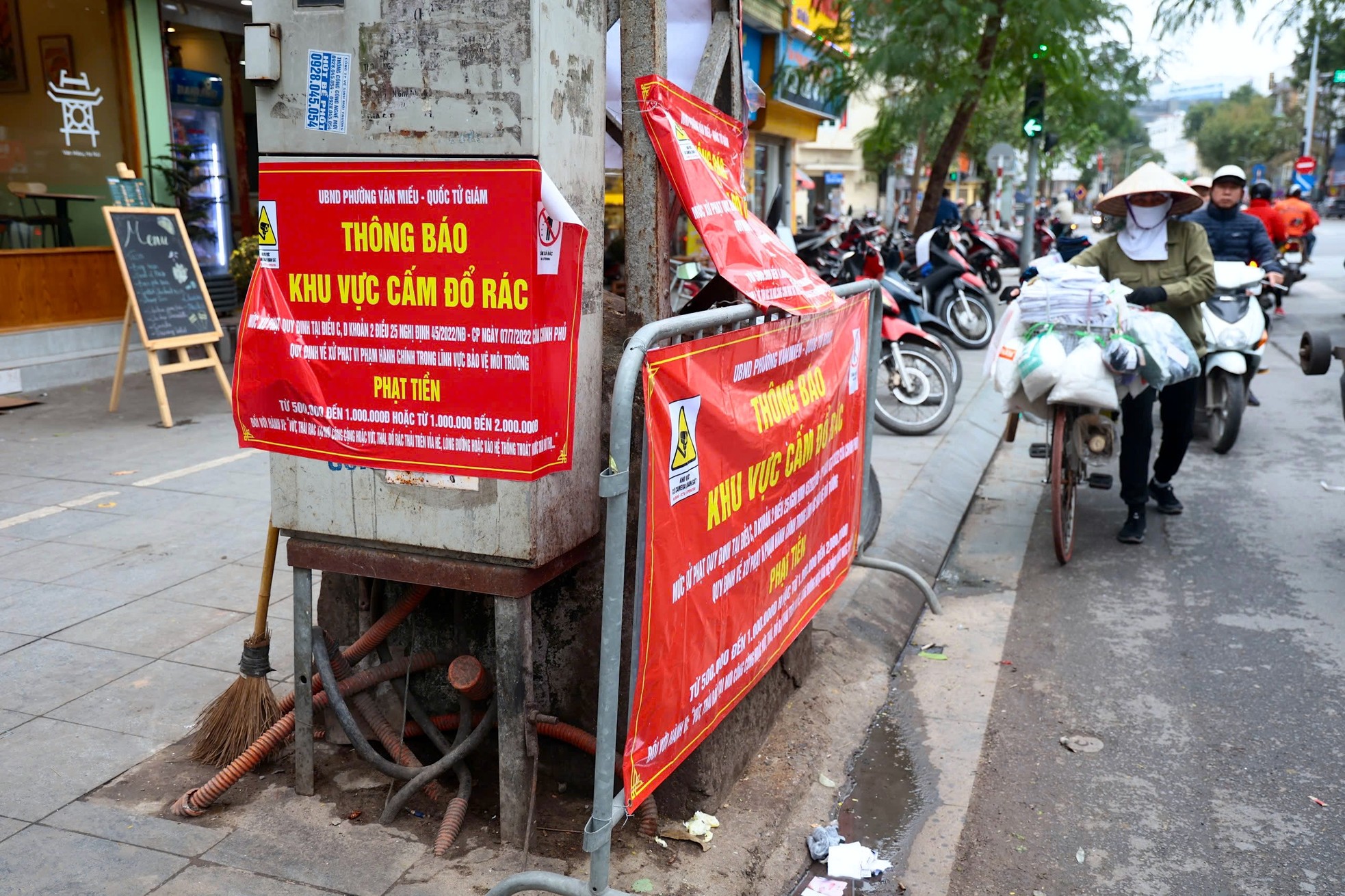 Hà Nội: Biển cấm dường như 'tàng hình', 4 quận nội thành sẽ lắp camera phạt nguội đổ rác trộm ảnh 8