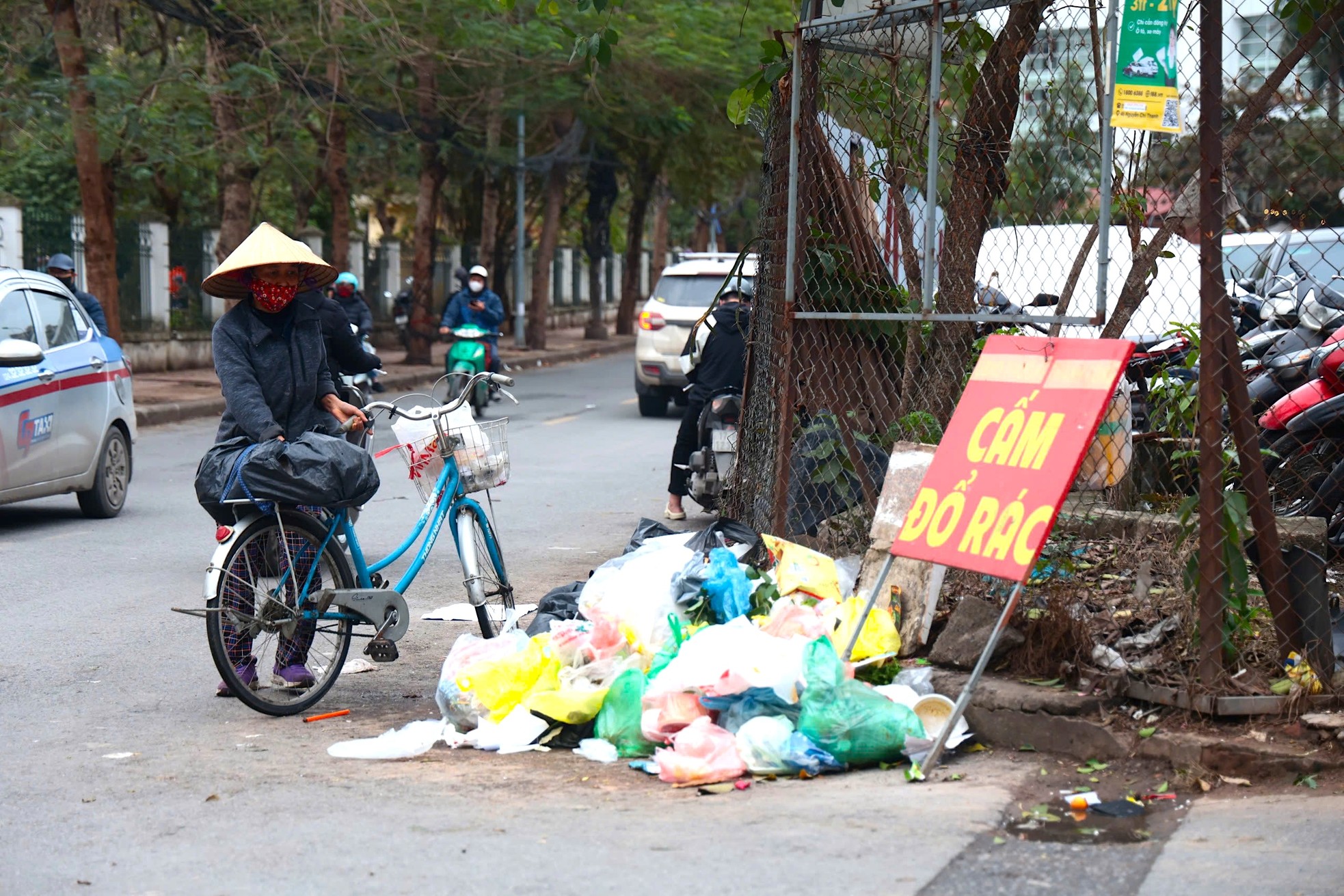 Hà Nội: Biển cấm dường như 'tàng hình', 4 quận nội thành sẽ lắp camera phạt nguội đổ rác trộm ảnh 9