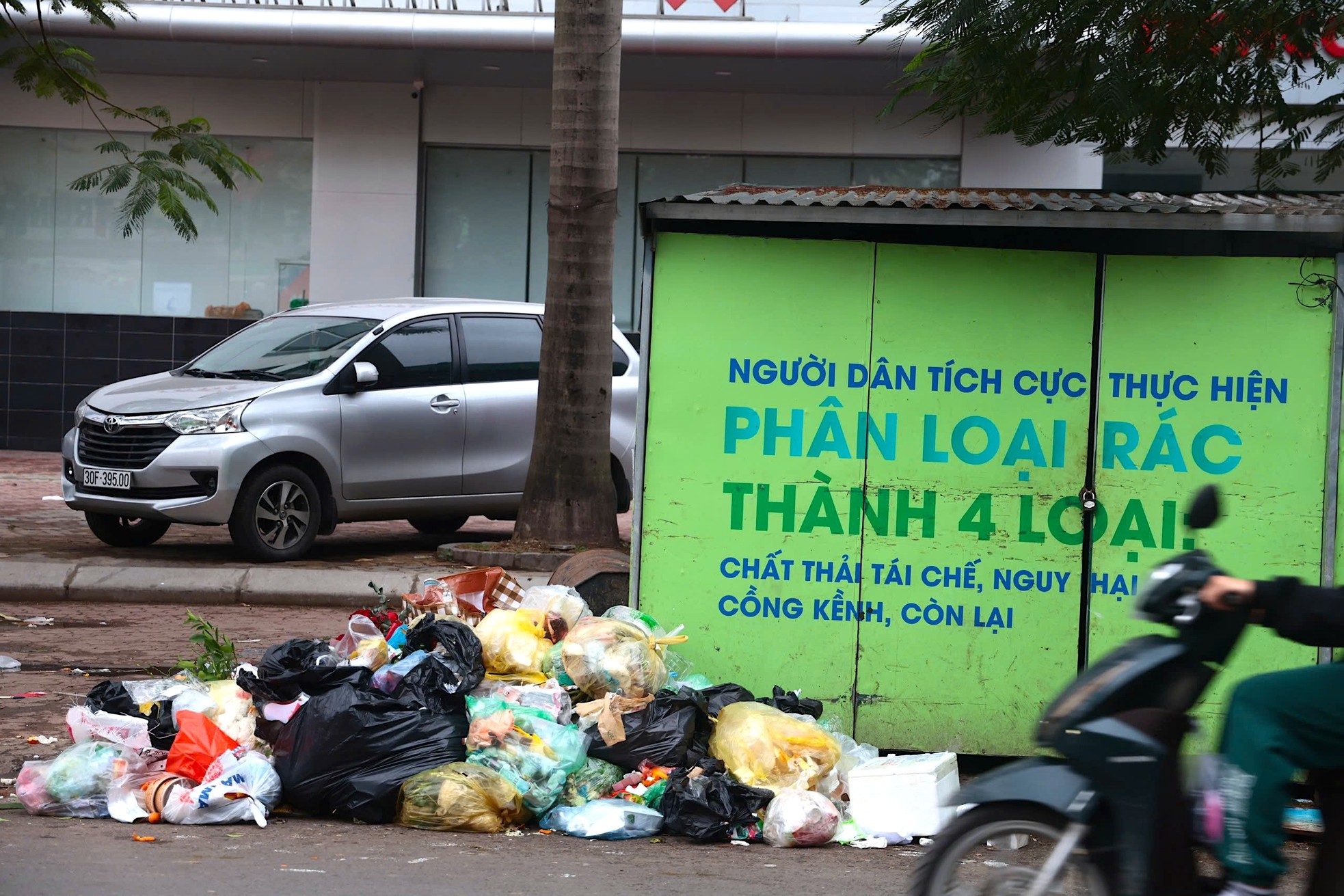 Hà Nội: Biển cấm dường như 'tàng hình', 4 quận nội thành sẽ lắp camera phạt nguội đổ rác trộm ảnh 5