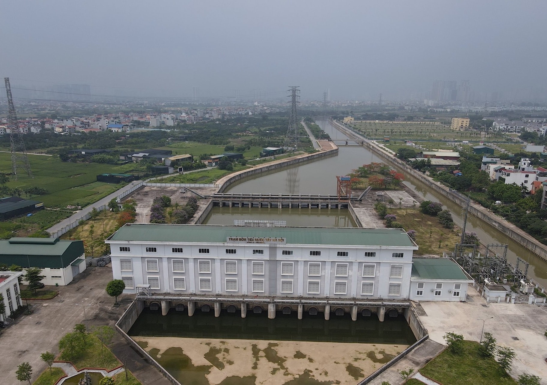 Rác thải 'tấn công' tuyến đường hai bên kênh dẫn dự án chống ngập ở Hà Nội ảnh 1