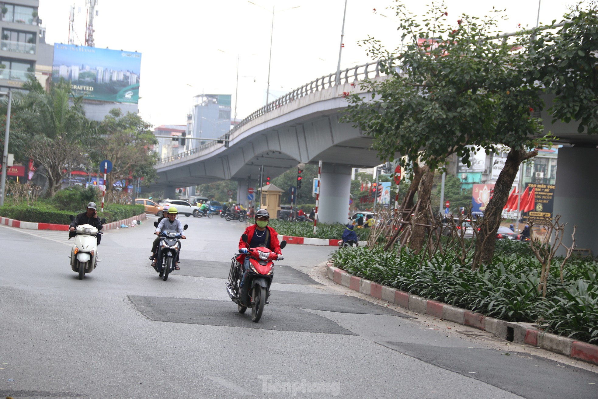 'Sống trâu’, ‘rãnh cào’ nham nhở trên nhiều tuyến phố Thủ đô sau sửa chữa ảnh 10