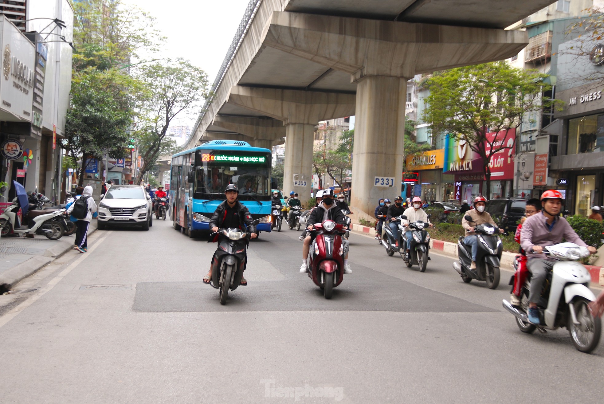 'Sống trâu’, ‘rãnh cào’ nham nhở trên nhiều tuyến phố Thủ đô sau sửa chữa ảnh 8