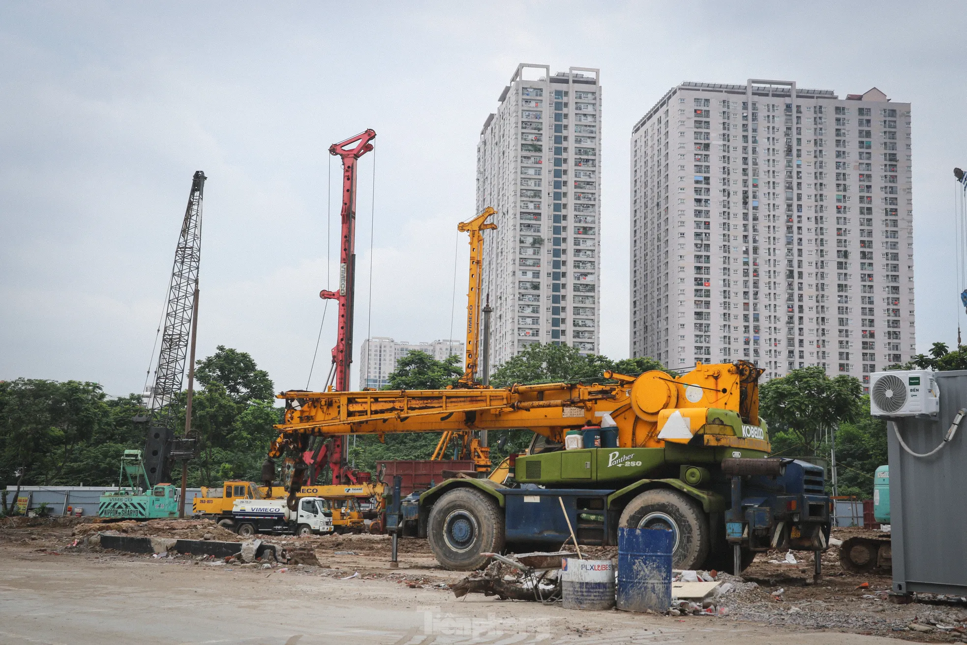 Rào một phần đường gom Đại lộ Thăng Long, xe máy tràn lên vỉa hè tránh ùn tắc ảnh 11