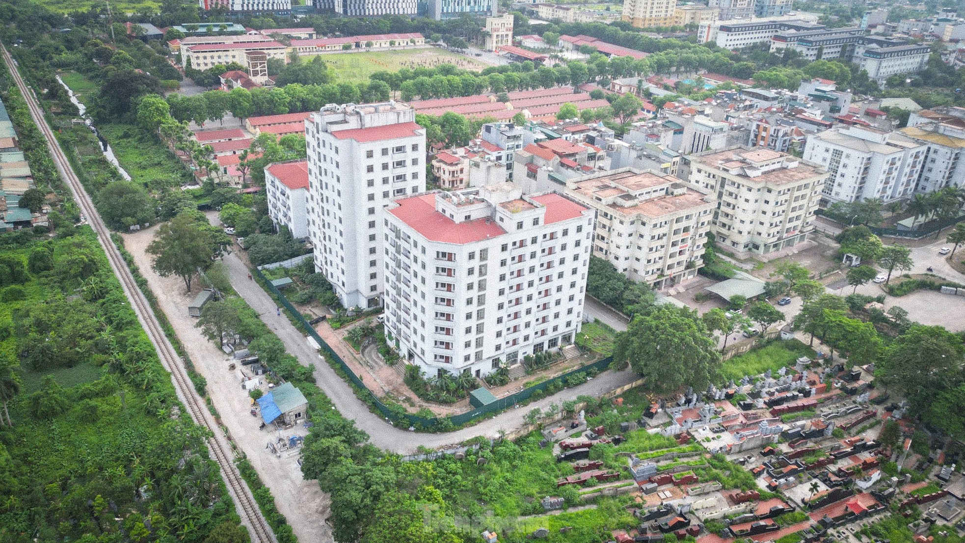 Cảnh hoang tàn, lãng phí tại khu tái định cư bị 'bỏ mặc' giữa Thủ đô ảnh 1