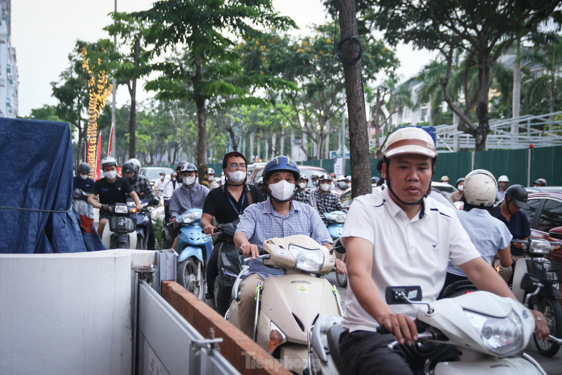 Rào một phần đường gom Đại lộ Thăng Long, xe máy tràn lên vỉa hè tránh ùn tắc ảnh 8