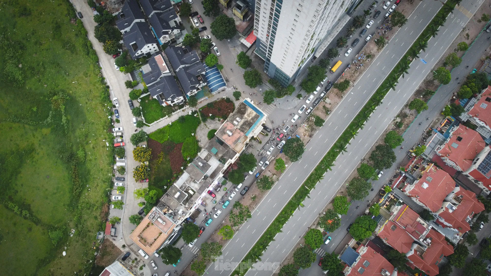 Rào một phần đường gom Đại lộ Thăng Long, xe máy tràn lên vỉa hè tránh ùn tắc ảnh 10