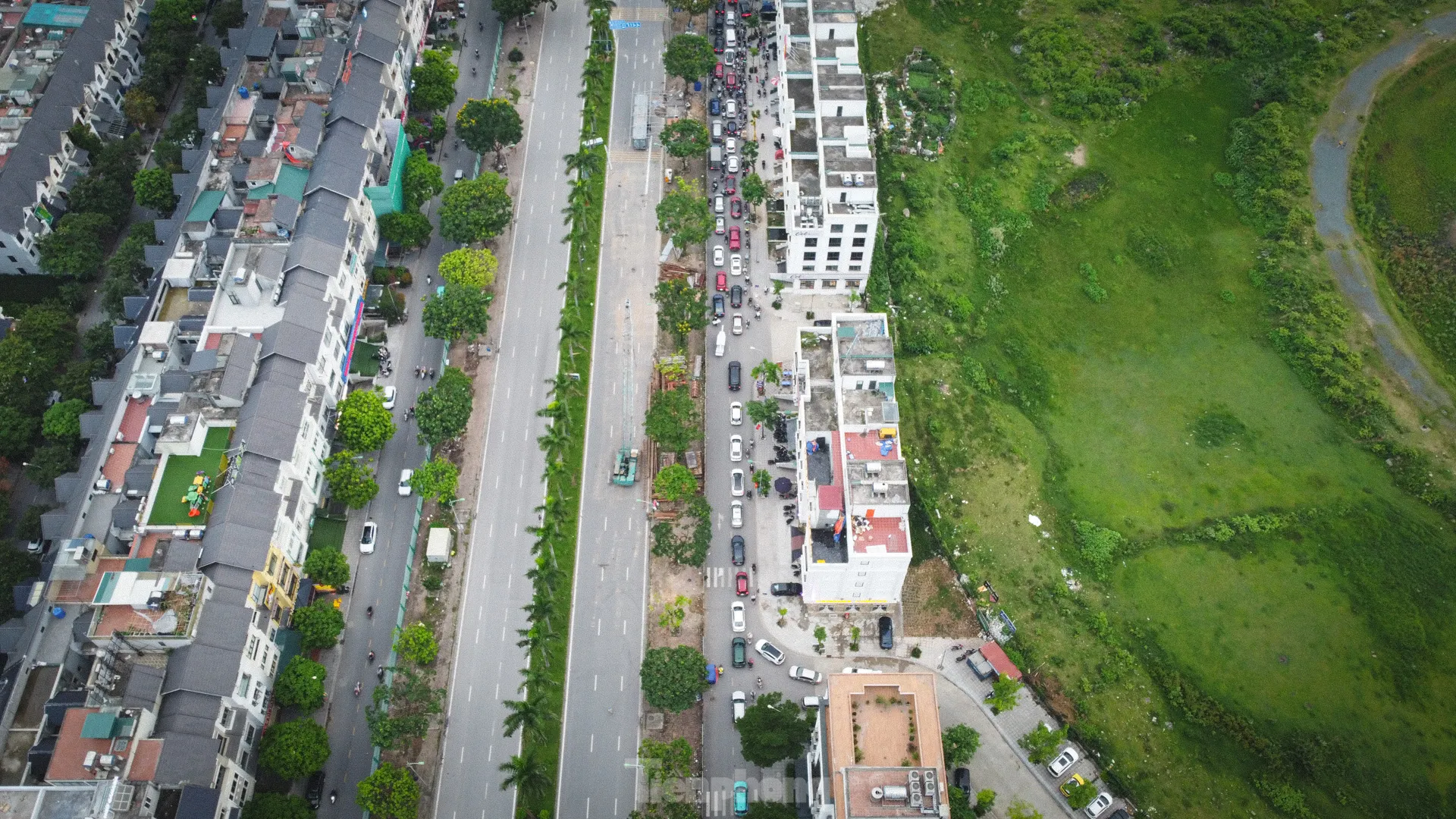 Rào một phần đường gom Đại lộ Thăng Long, xe máy tràn lên vỉa hè tránh ùn tắc ảnh 1