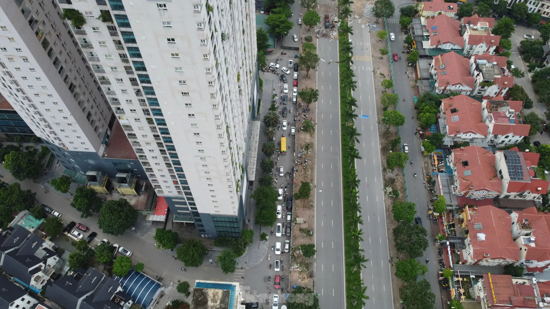 Rào một phần đường gom Đại lộ Thăng Long, xe máy tràn lên vỉa hè tránh ùn tắc ảnh 9