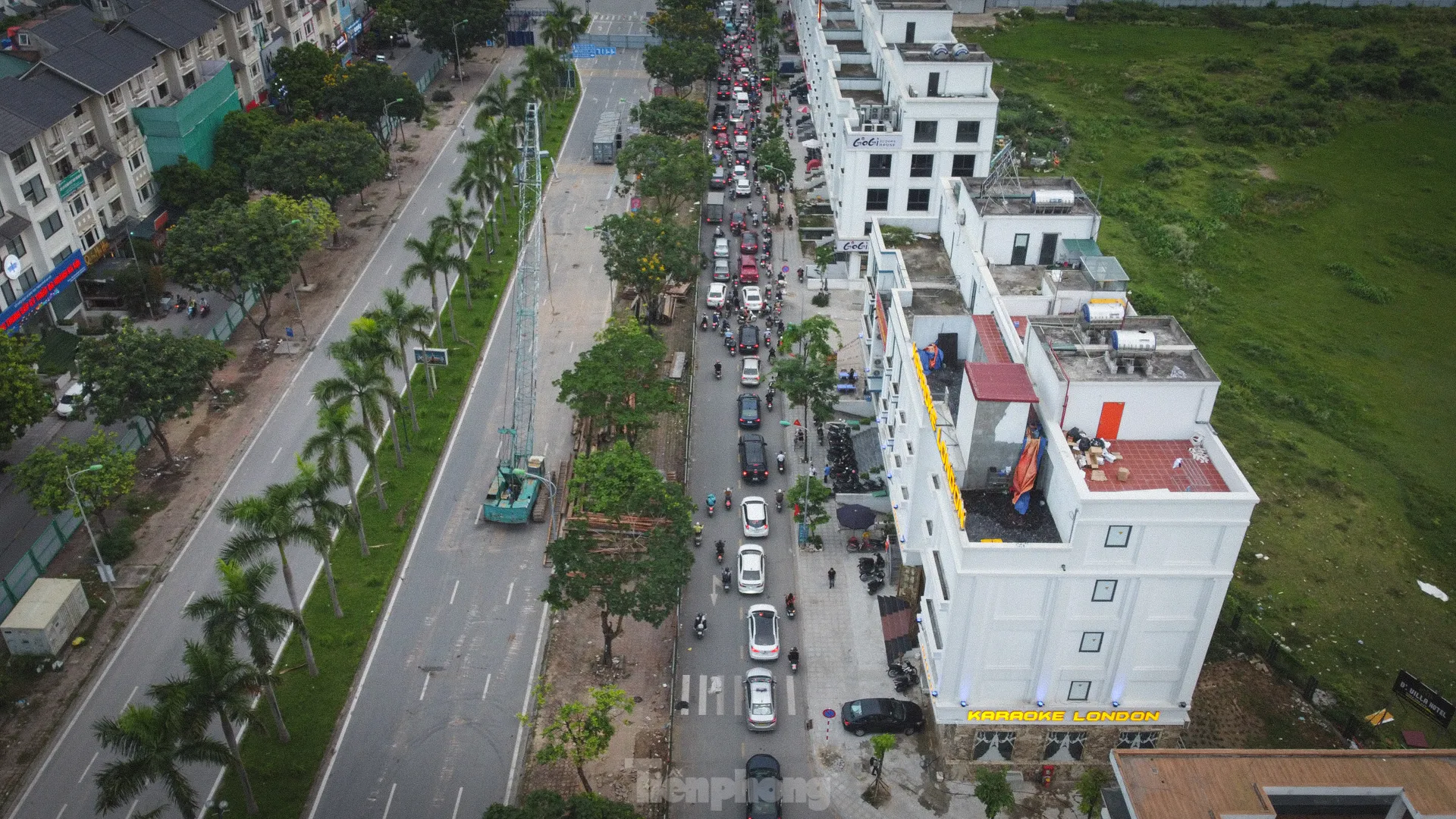 Rào một phần đường gom Đại lộ Thăng Long, xe máy tràn lên vỉa hè tránh ùn tắc ảnh 4