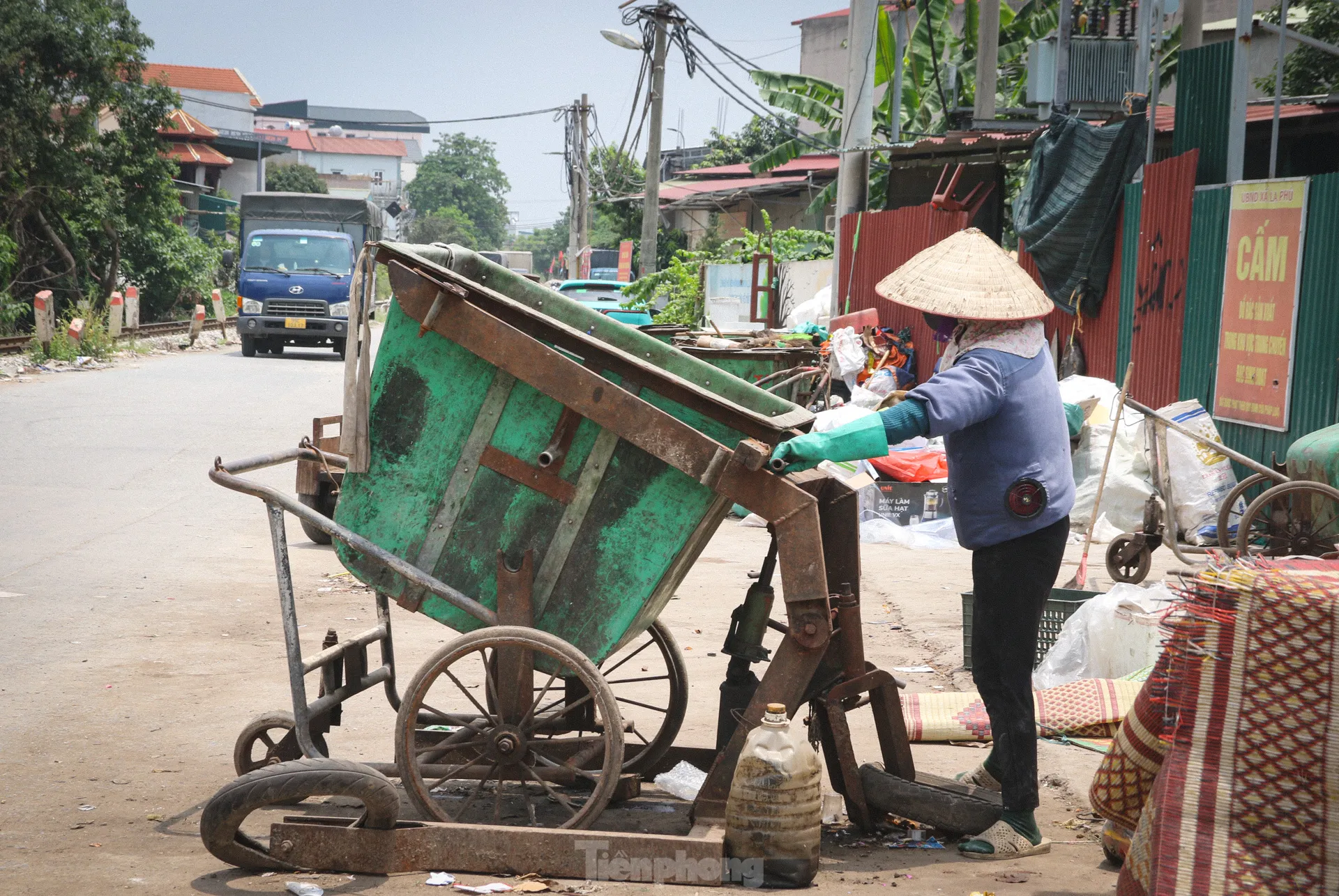 Hà Nội: Lại xuất hiện bãi rác bánh kẹo khổng lồ tại La Phù ảnh 10