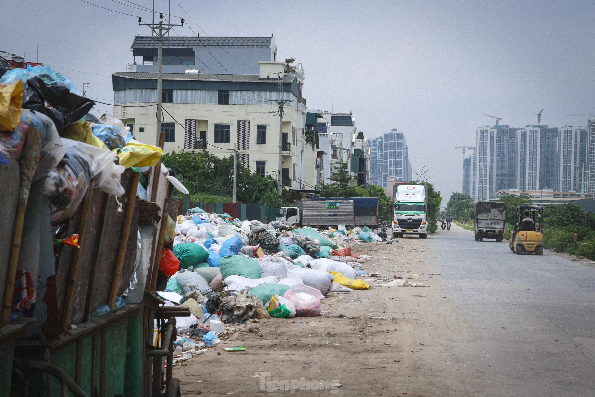 Hà Nội: Lại xuất hiện bãi rác bánh kẹo khổng lồ tại La Phù ảnh 11