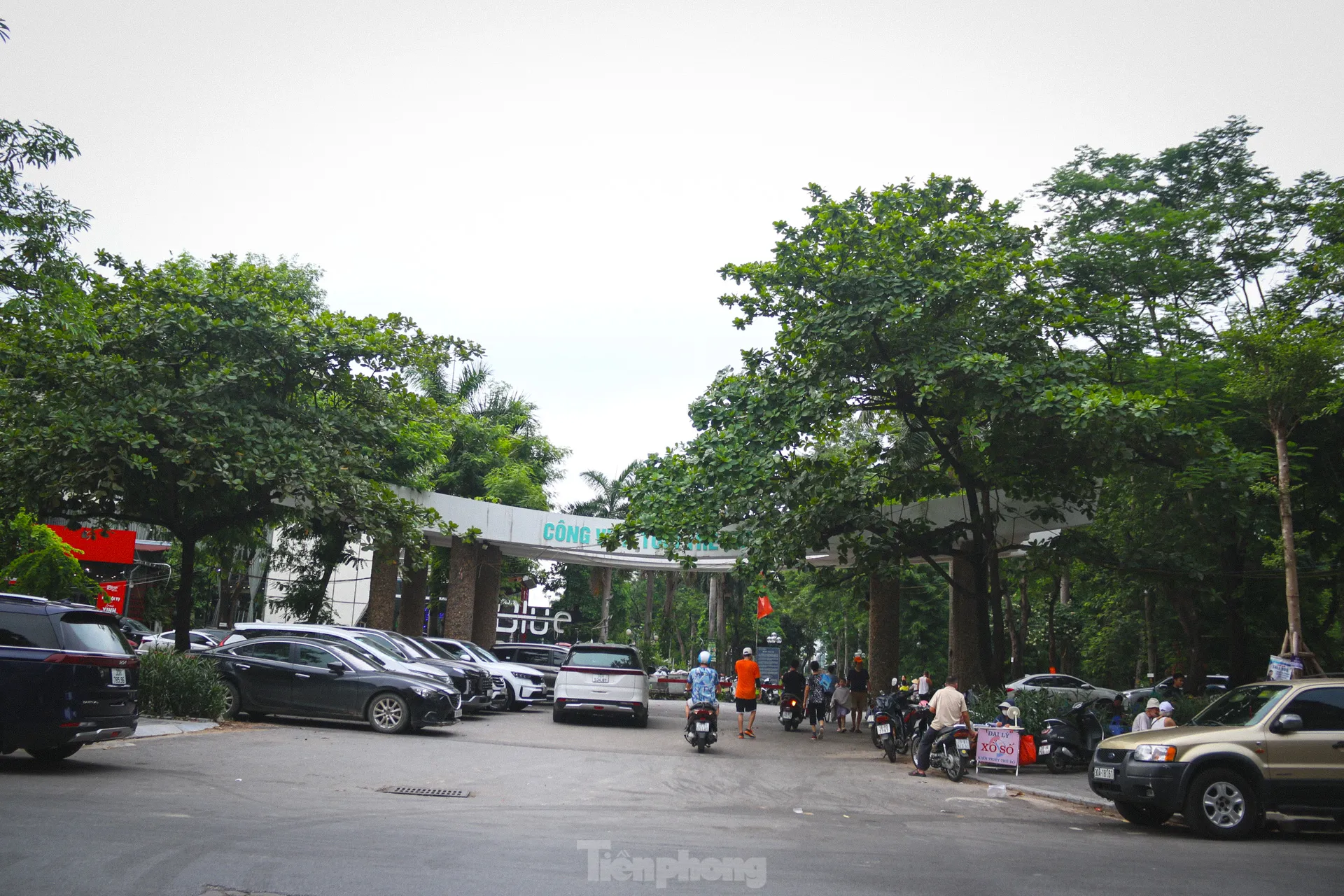 Tháo hàng rào, người đi bộ phải né xe máy trong công viên Tuổi trẻ Thủ đô ảnh 1