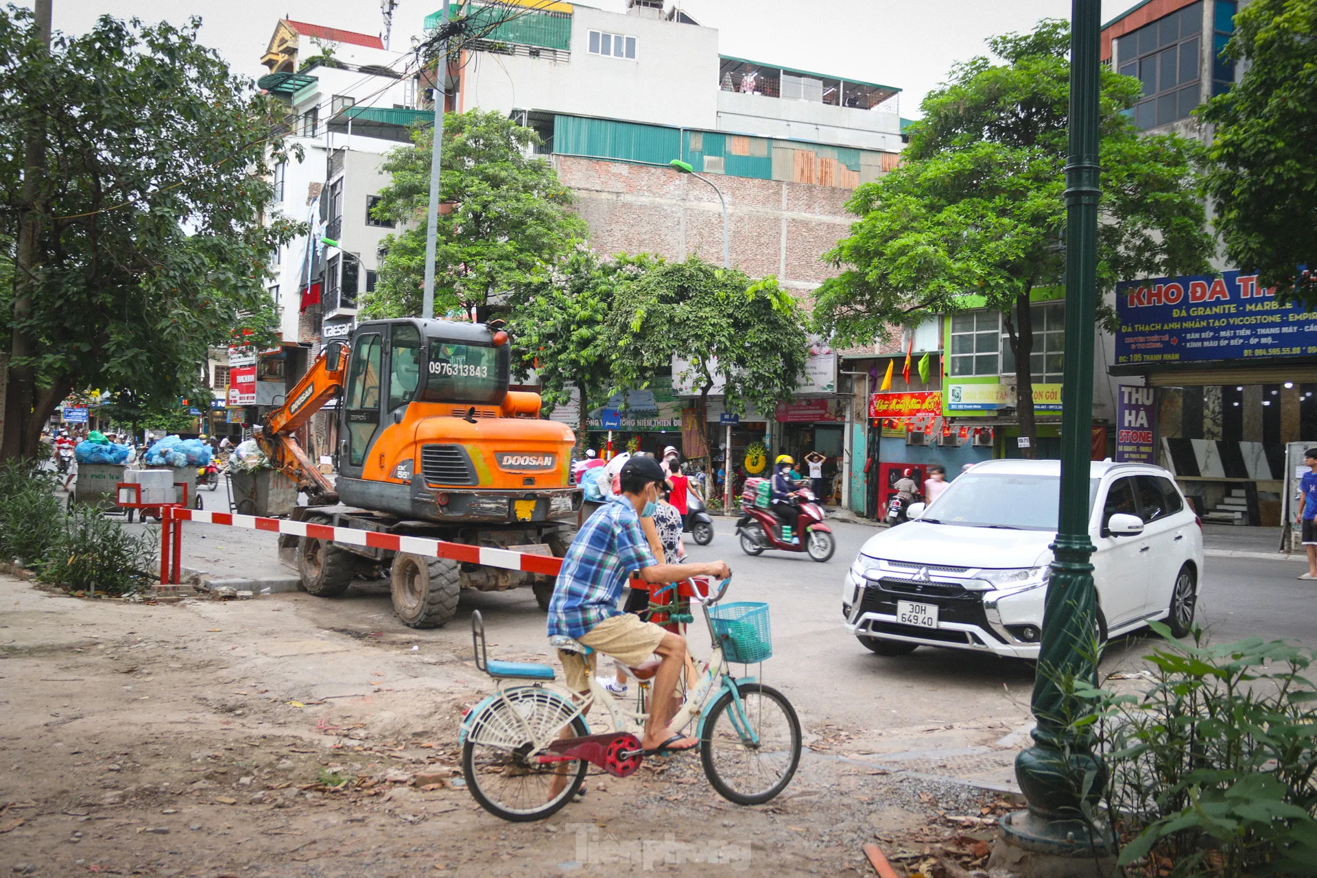 Tháo hàng rào, người đi bộ phải né xe máy trong công viên Tuổi trẻ Thủ đô ảnh 3