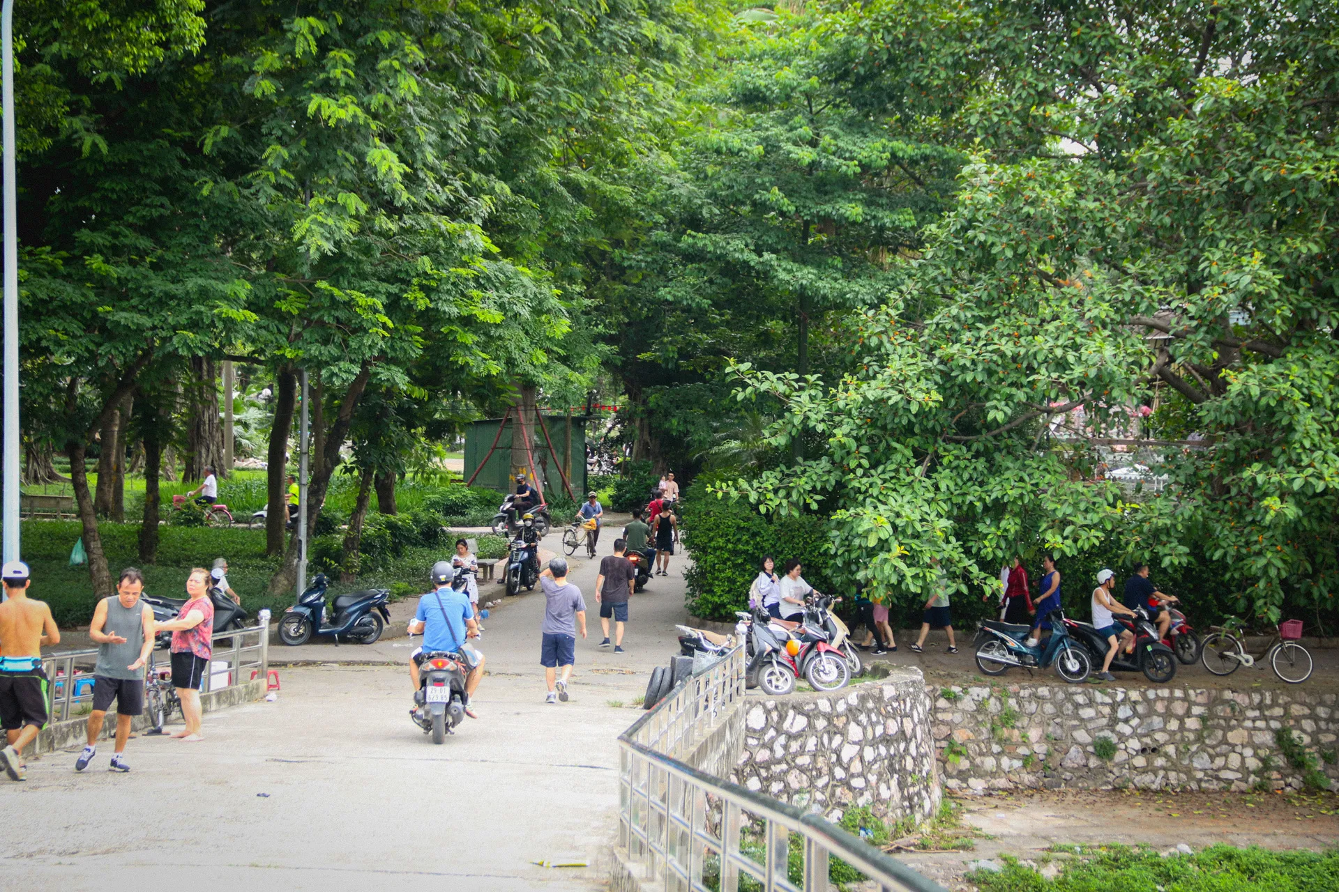 Tháo hàng rào, người đi bộ phải né xe máy trong công viên Tuổi trẻ Thủ đô ảnh 6