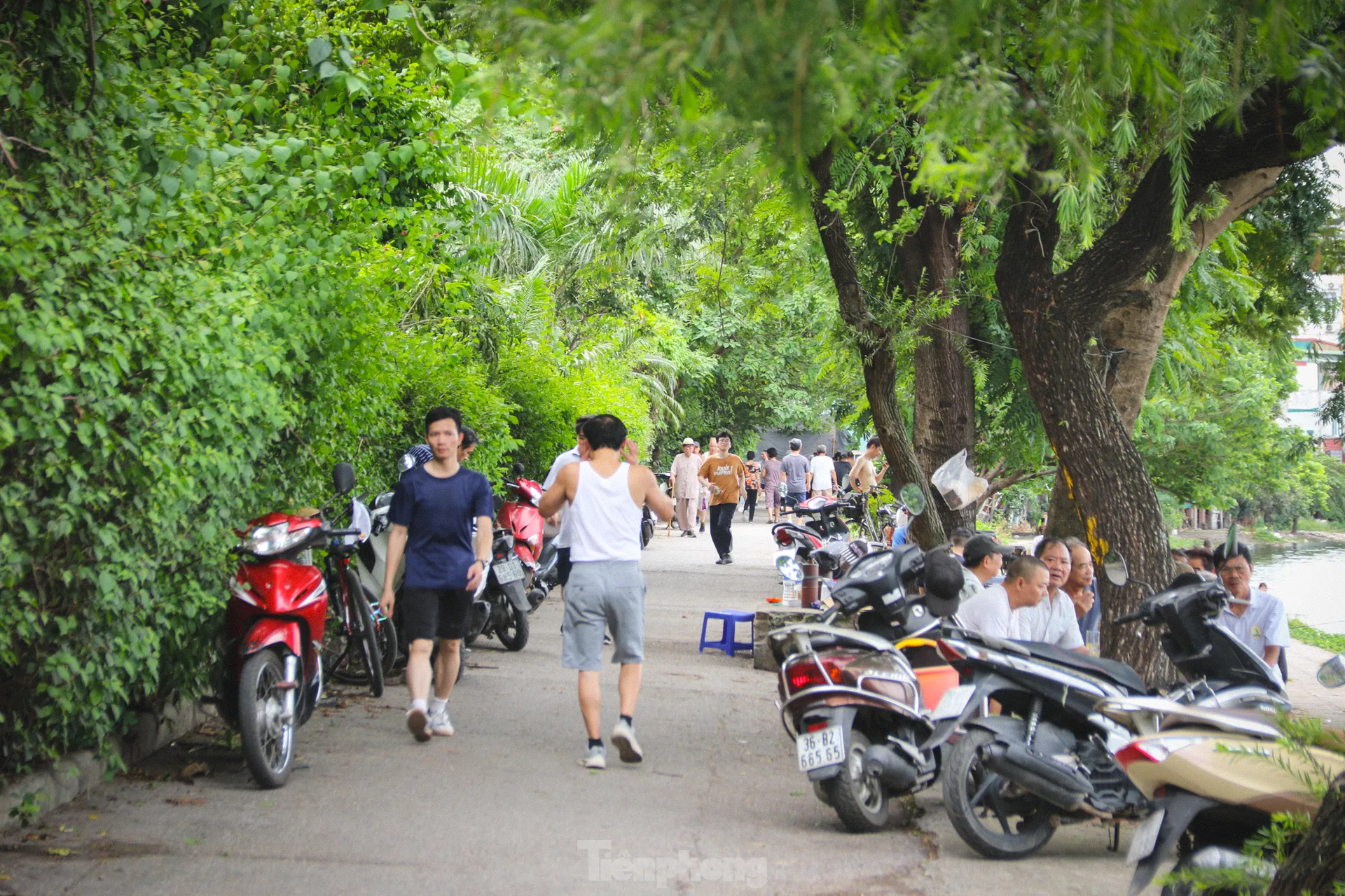 Tháo hàng rào, người đi bộ phải né xe máy trong công viên Tuổi trẻ Thủ đô ảnh 4