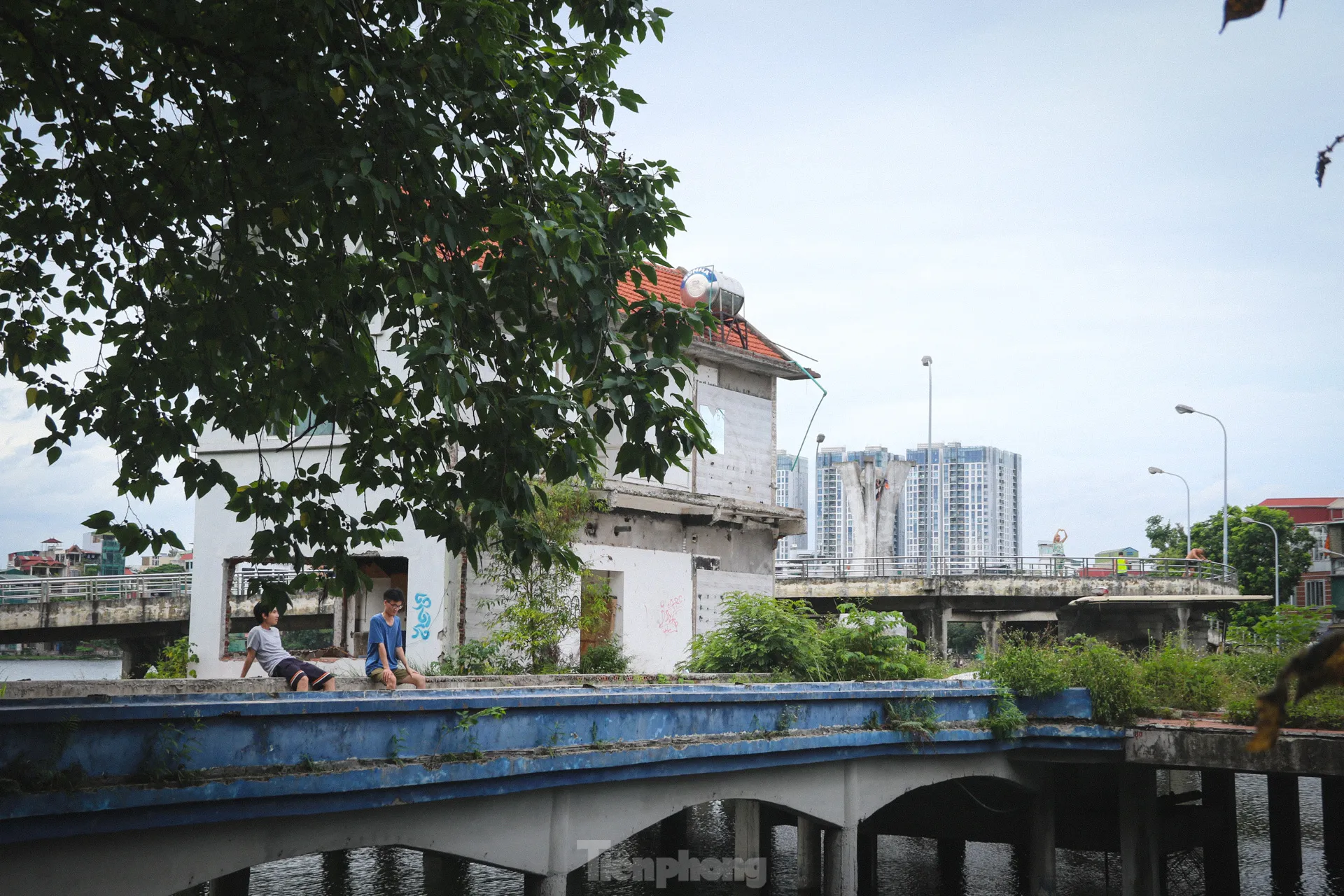 Tháo hàng rào, người đi bộ phải né xe máy trong công viên Tuổi trẻ Thủ đô ảnh 14
