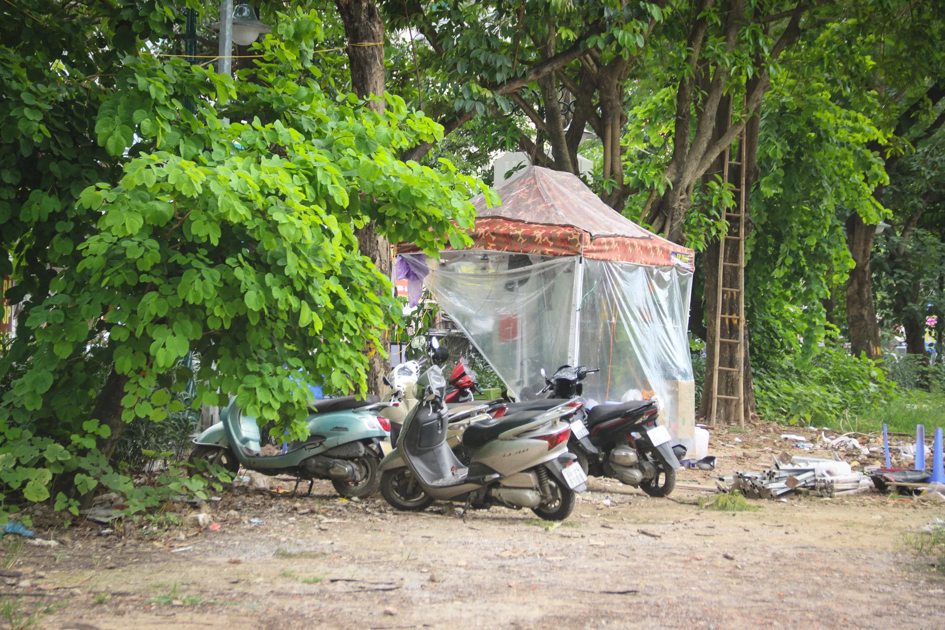 Tháo hàng rào, người đi bộ phải né xe máy trong công viên Tuổi trẻ Thủ đô ảnh 5