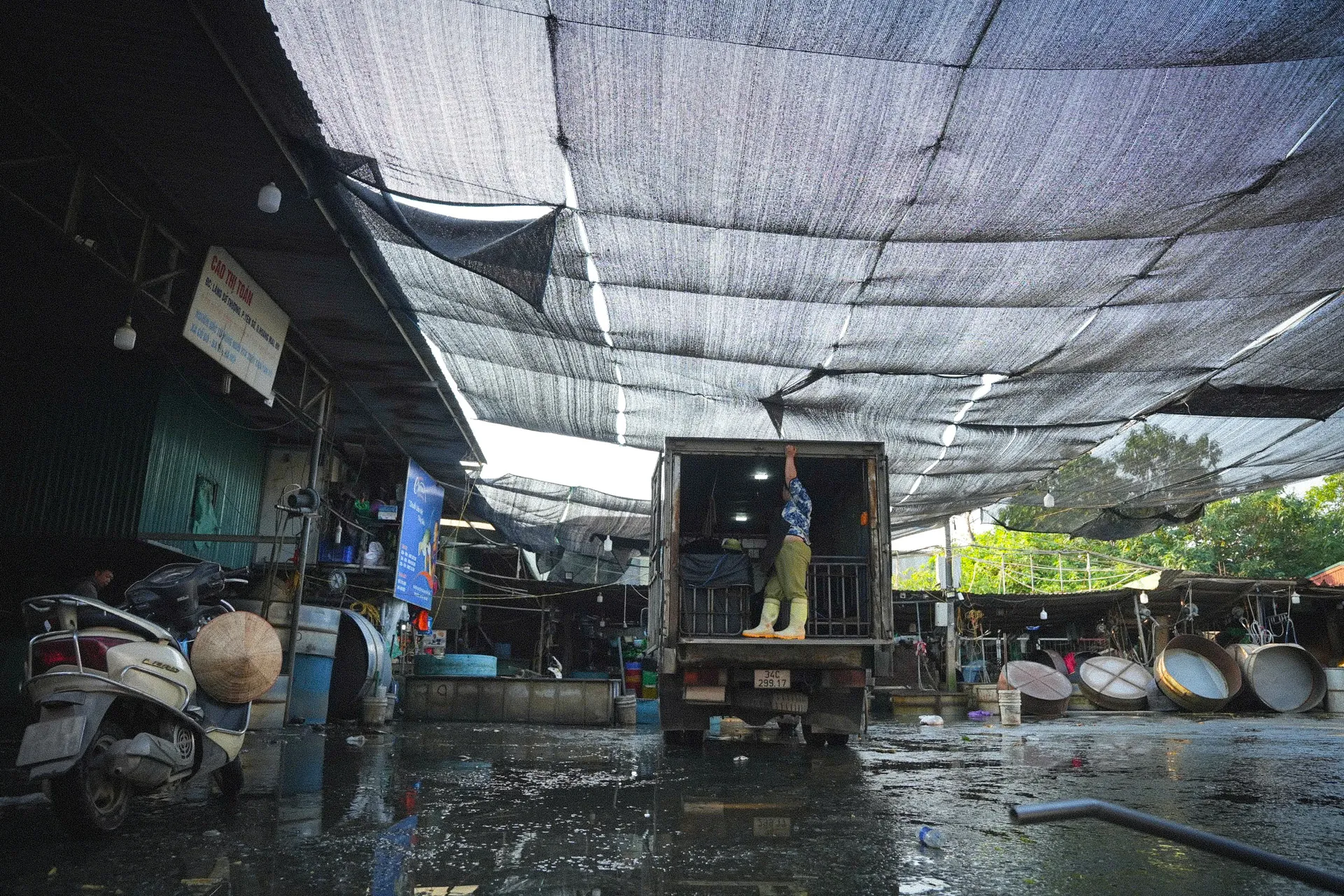 Bên trong chợ đầu mối thủy sản lớn nhất Thủ đô: Xuống cấp, chật chội, nhếch nhác ảnh 8