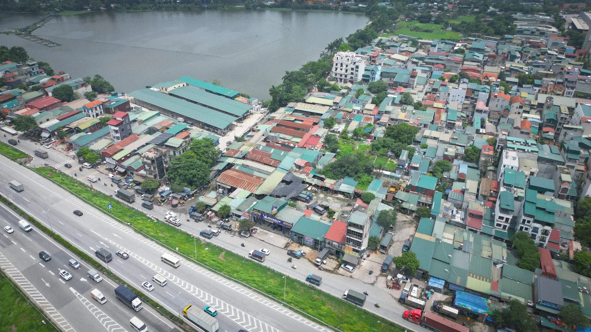 Bên trong chợ đầu mối thủy sản lớn nhất Thủ đô: Xuống cấp, chật chội, nhếch nhác ảnh 1