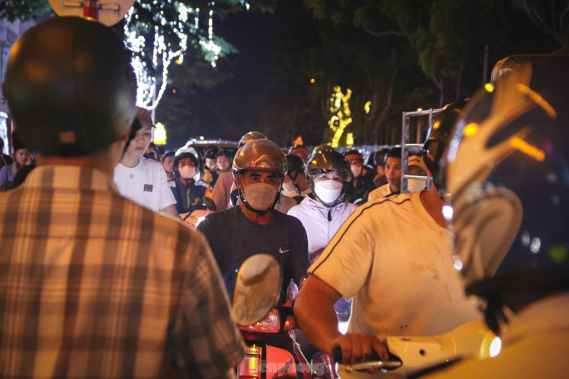 Thi công đường gom đại lộ Thăng Long: Đi gần ba tiếng không qua chỗ tắc, người dân gửi xe đi bộ về nhà - Ảnh 6.