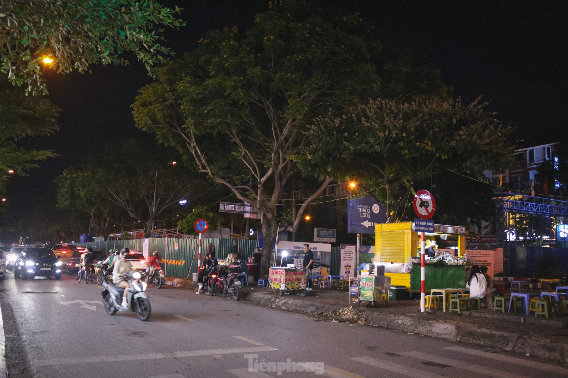 Thi công đường gom đại lộ Thăng Long: Đi gần ba tiếng không qua chỗ tắc, người dân gửi xe đi bộ về nhà - Ảnh 10.