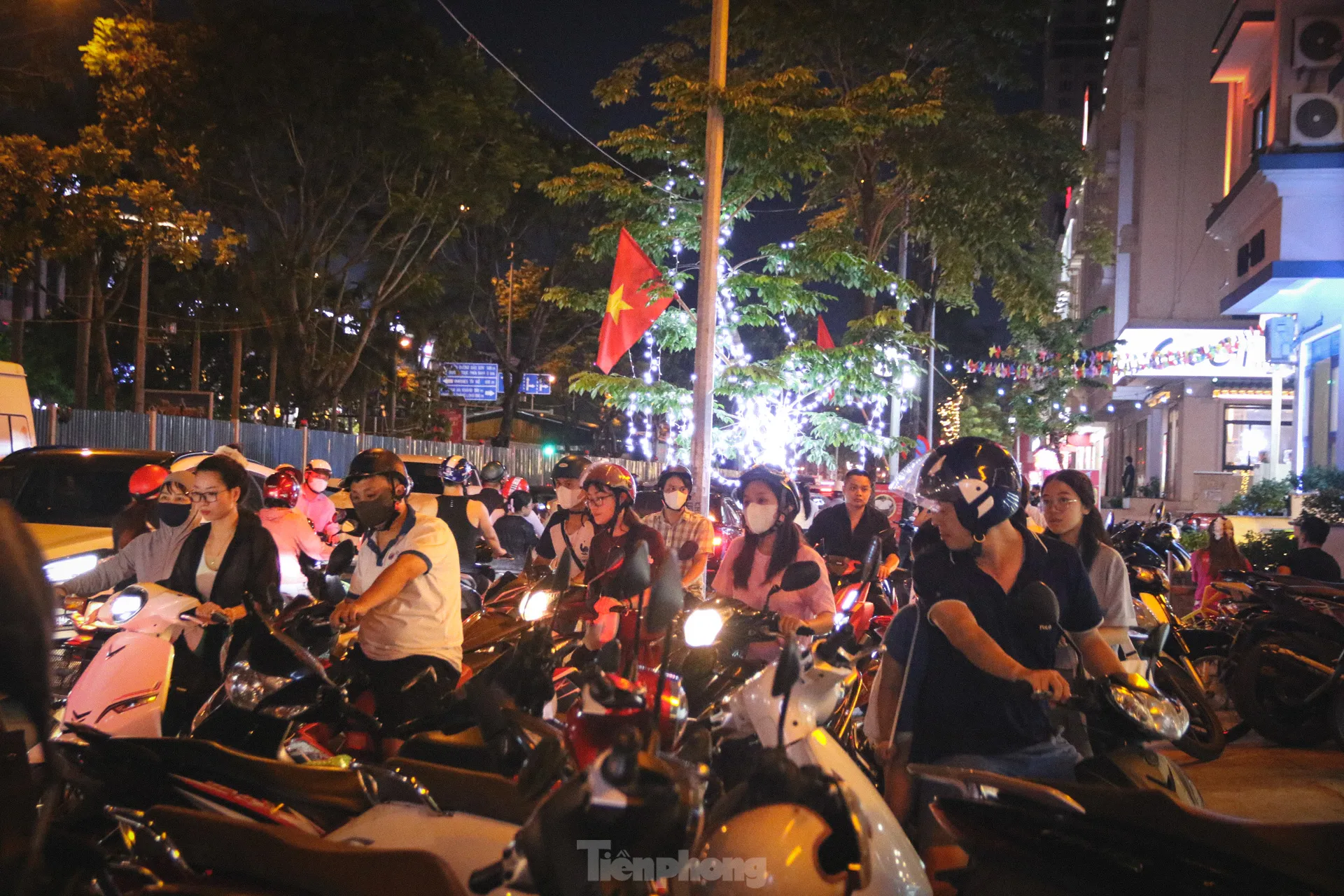 Thi công đường gom đại lộ Thăng Long: Đi gần ba tiếng không qua chỗ tắc, người dân gửi xe đi bộ về nhà - Ảnh 9.