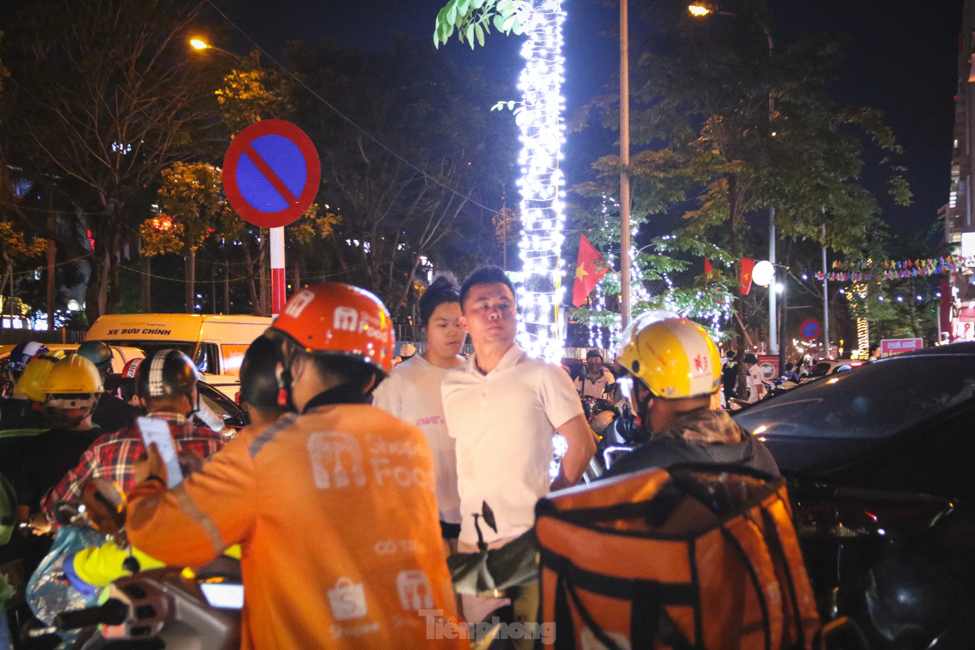 Thi công đường gom đại lộ Thăng Long: Đi gần ba tiếng không qua chỗ tắc, người dân gửi xe đi bộ về nhà - Ảnh 11.