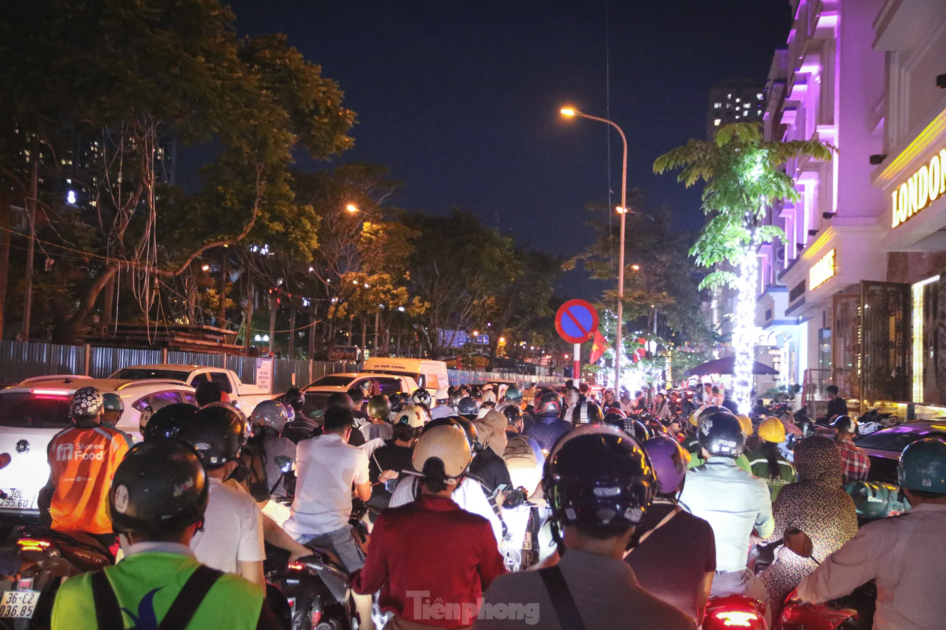 Thi công đường gom đại lộ Thăng Long: Đi gần ba tiếng không qua chỗ tắc, người dân gửi xe đi bộ về nhà - Ảnh 17.