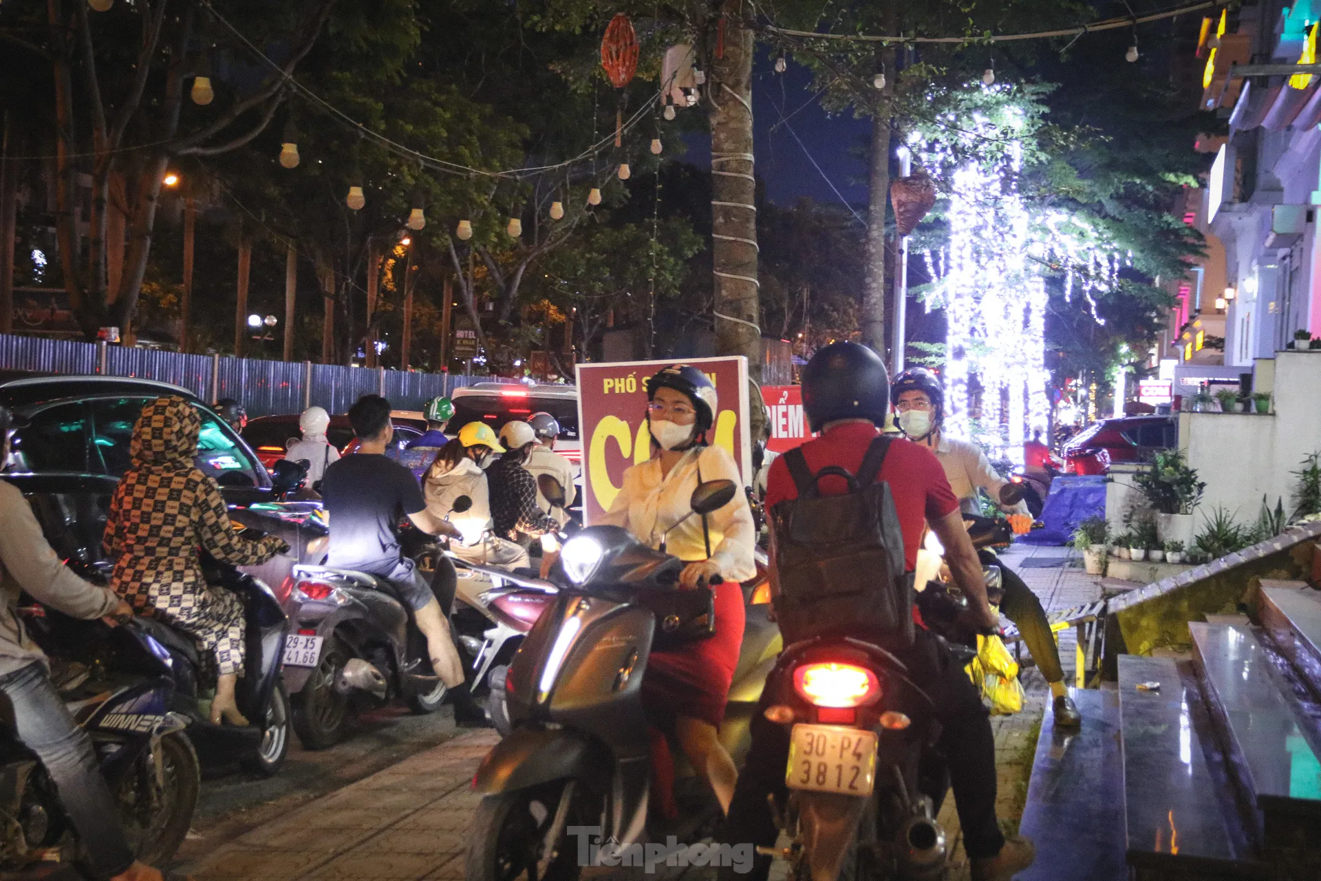 Thi công đường gom đại lộ Thăng Long: Đi gần ba tiếng không qua chỗ tắc, người dân gửi xe đi bộ về nhà - Ảnh 8.