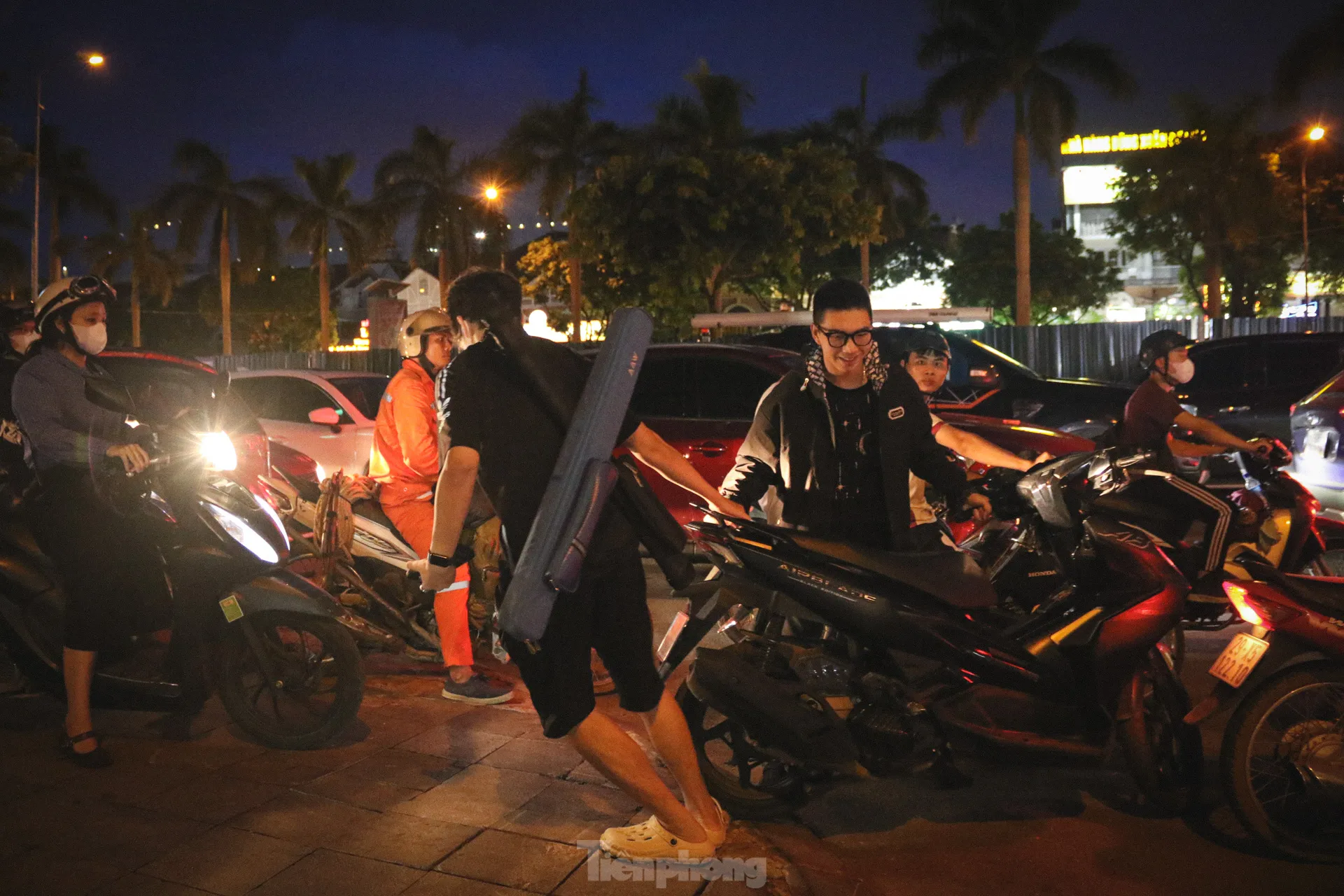 Thi công đường gom đại lộ Thăng Long: Đi gần ba tiếng không qua chỗ tắc, người dân gửi xe đi bộ về nhà - Ảnh 7.