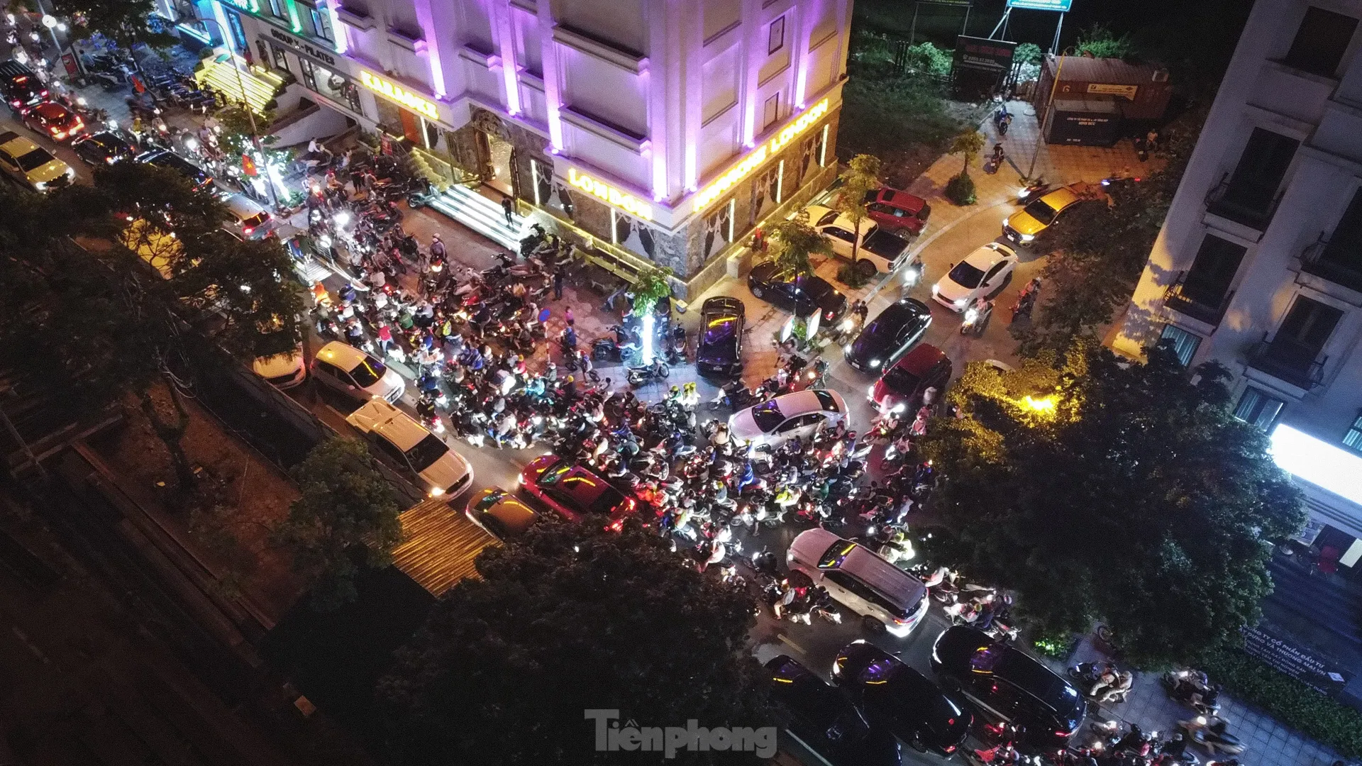 Thi công đường gom đại lộ Thăng Long: Đi gần ba tiếng không qua chỗ tắc, người dân gửi xe đi bộ về nhà - Ảnh 2.