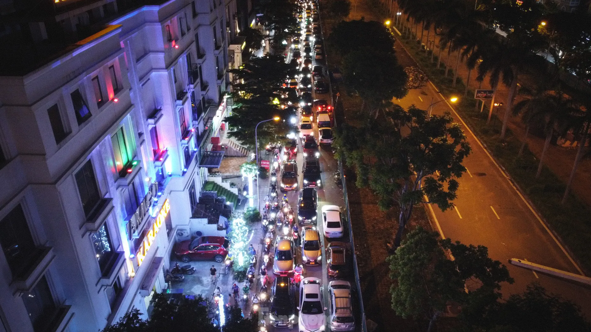 Thi công đường gom đại lộ Thăng Long: Đi gần ba tiếng không qua chỗ tắc, người dân gửi xe đi bộ về nhà - Ảnh 16.