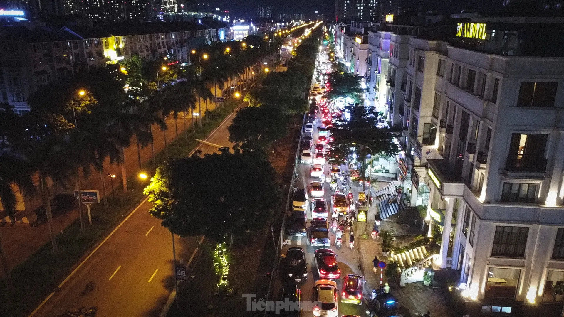 Thi công đường gom đại lộ Thăng Long: Đi gần ba tiếng không qua chỗ tắc, người dân gửi xe đi bộ về nhà - Ảnh 1.