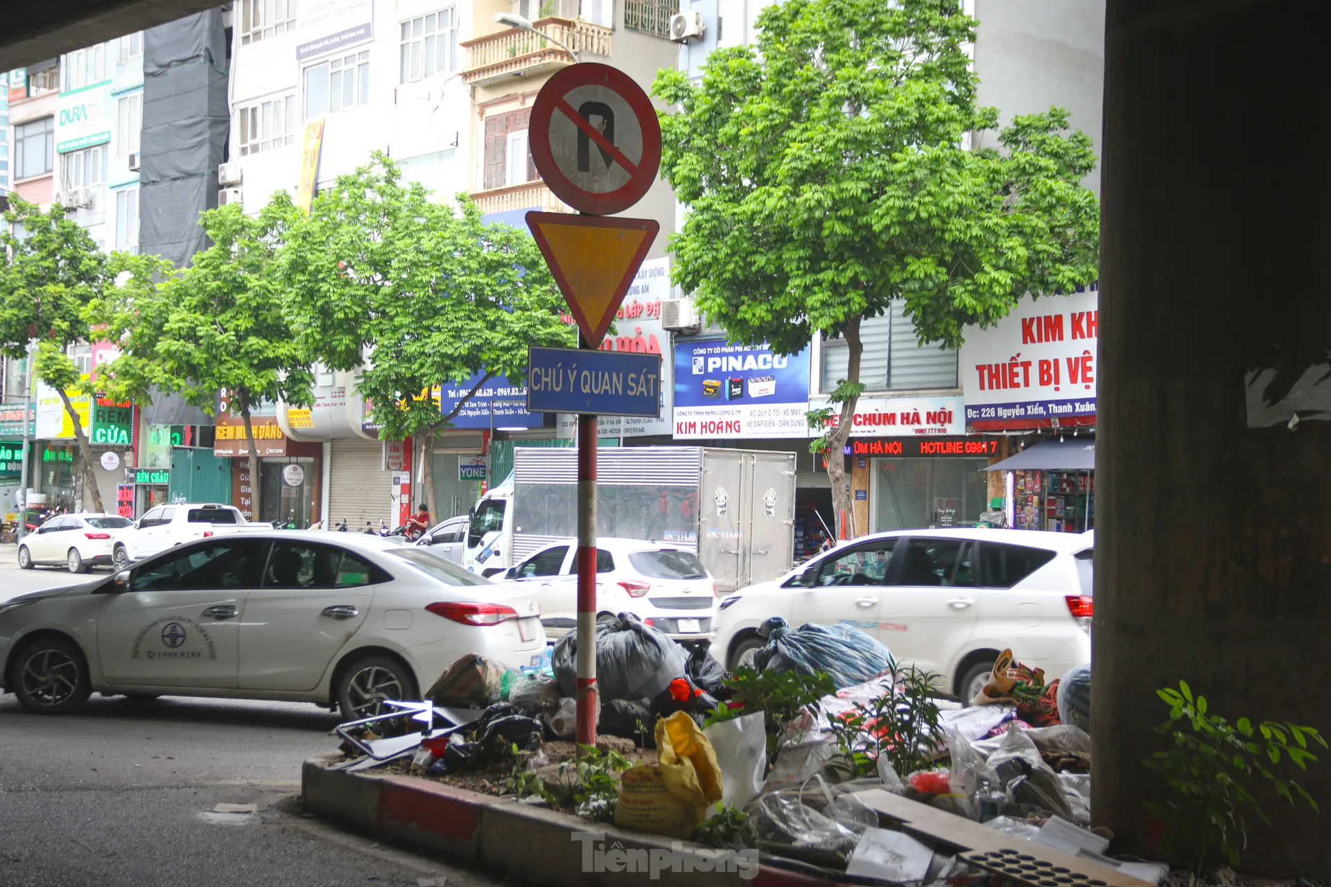 Hà Nội: Rác thải lại 'tấn công' các đường vành đai ảnh 2