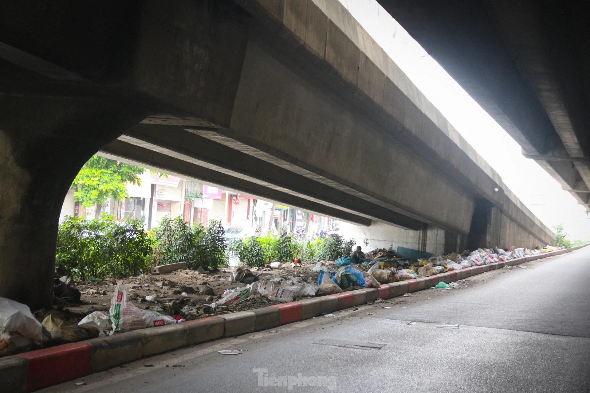 Hà Nội: Rác thải lại 'tấn công' các đường vành đai ảnh 1