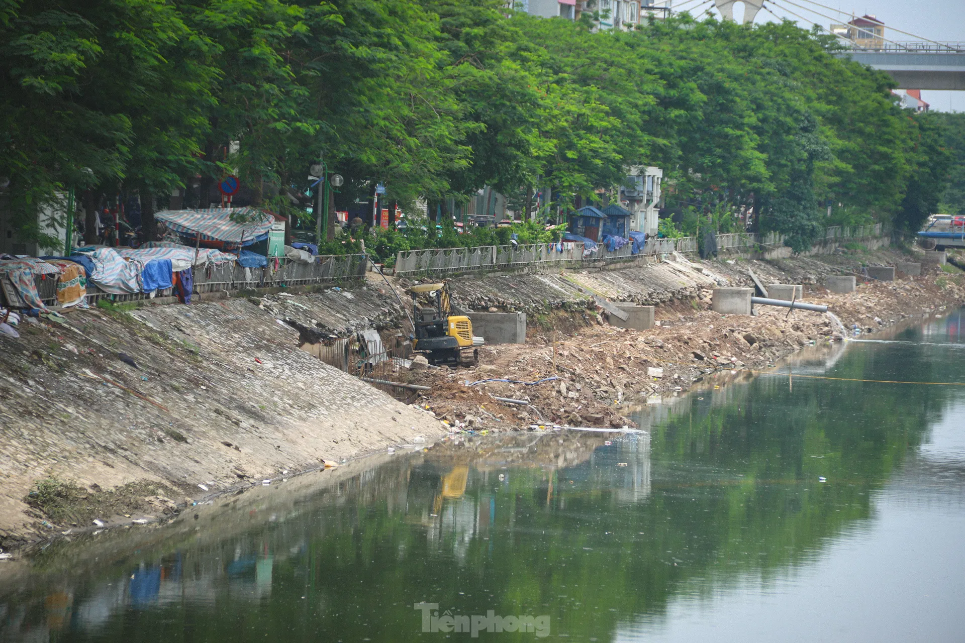 Nước sông Tô Lịch chuyển màu xanh lạ mắt ảnh 9